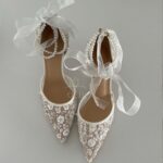 Прозорі туфлі з перлами та стрічками, оздоблені паєтками