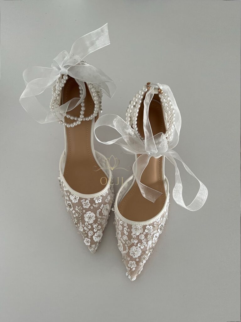 Прозорі туфлі з перлами та стрічками, оздоблені паєтками