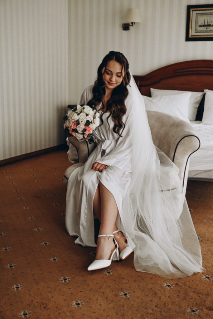 Шкіряні туфлі зі стрічками та класичним ремінцем на широкому підборі