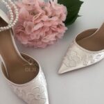 Туфлі з квітковим вишитим візерунком та перлами