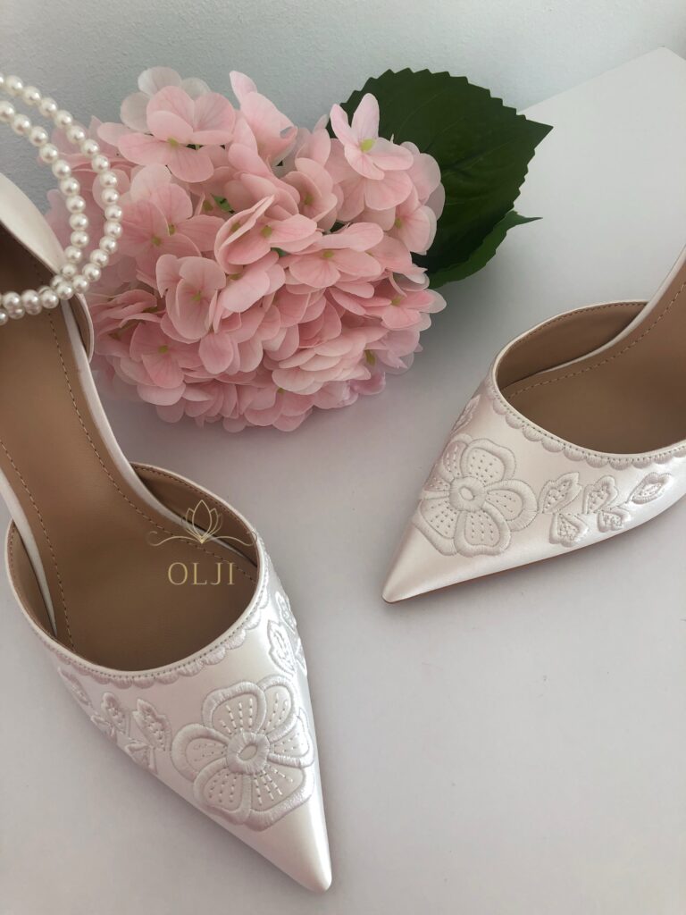Туфлі з квітковим вишитим візерунком та перлами