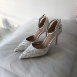 Білі туфлі оздоблені паєтками