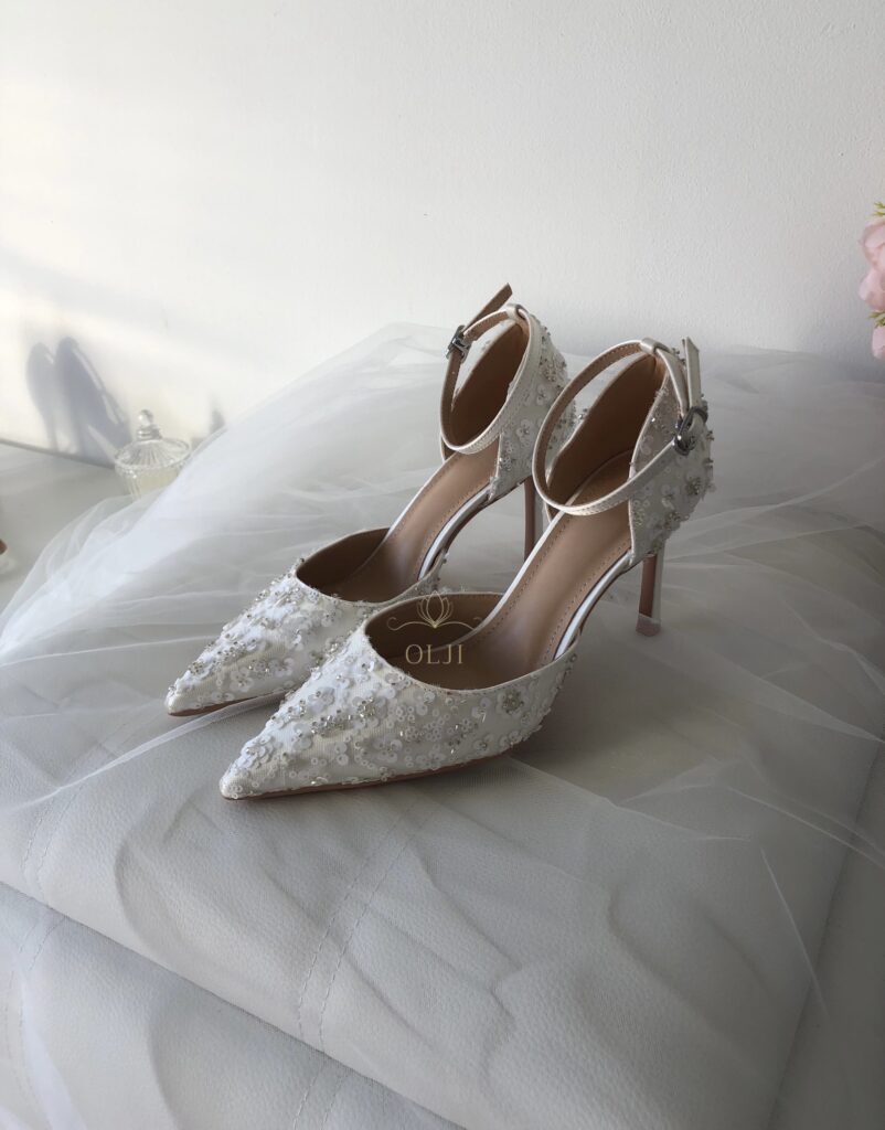 Білі туфлі оздоблені паєтками