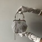 Сумочка-клатч у перлах у формі мушлі