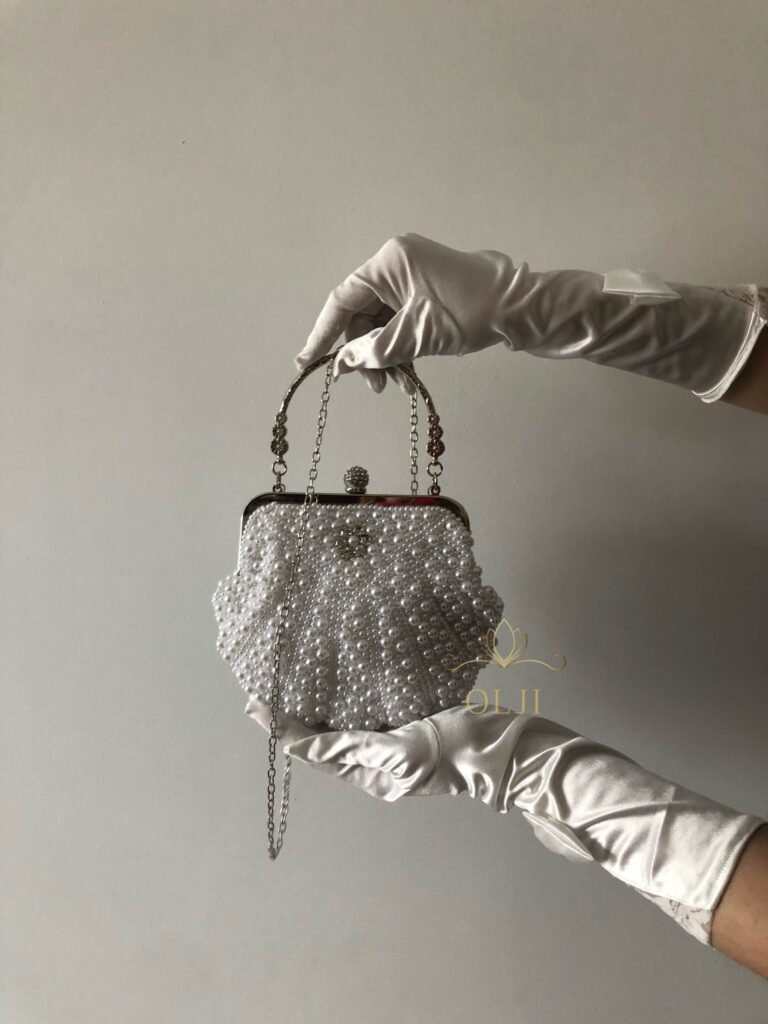 Сумочка-клатч у перлах у формі мушлі