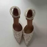 Білі туфлі з паєтками та перлами