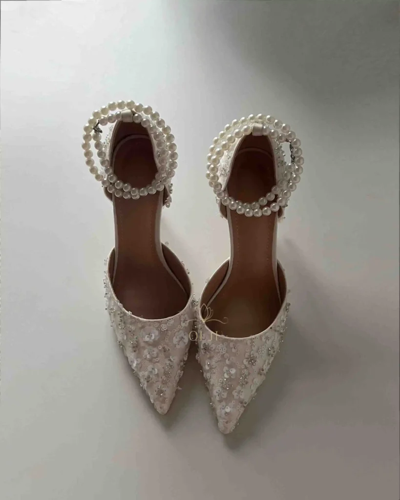 Білі туфлі з паєтками та перлами