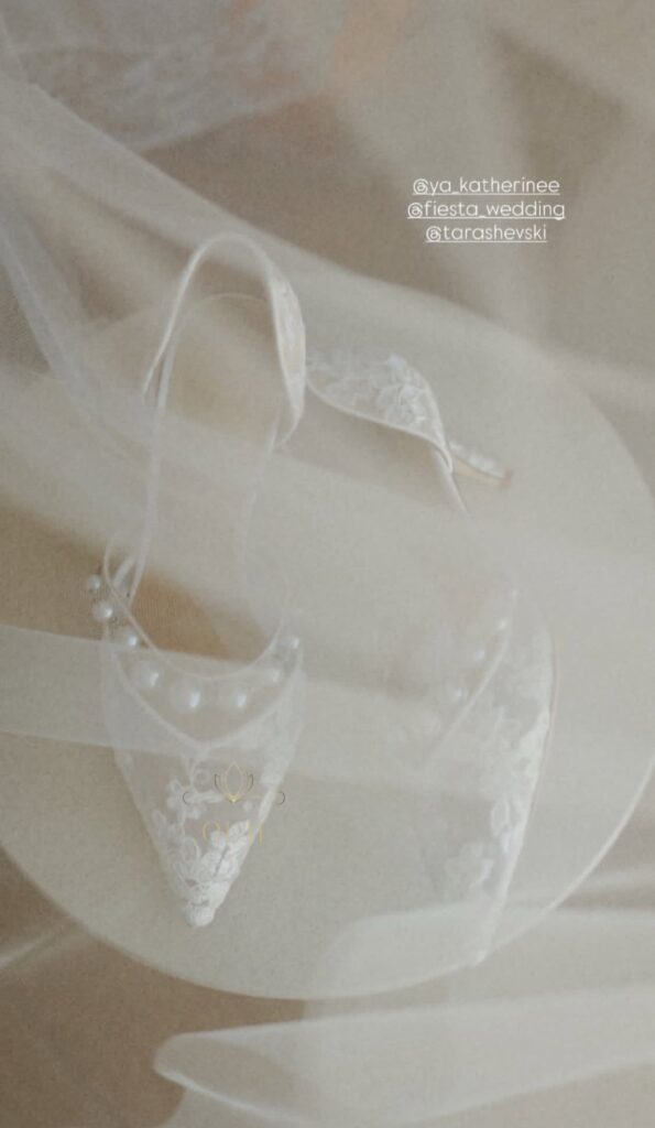 Мереживні туфлі з перлами