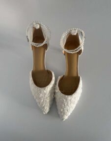 Туфлі з обʼємною вишивкою трояндами та з перлами