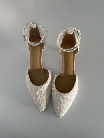 Туфлі з обʼємною вишивкою трояндами та з перлами