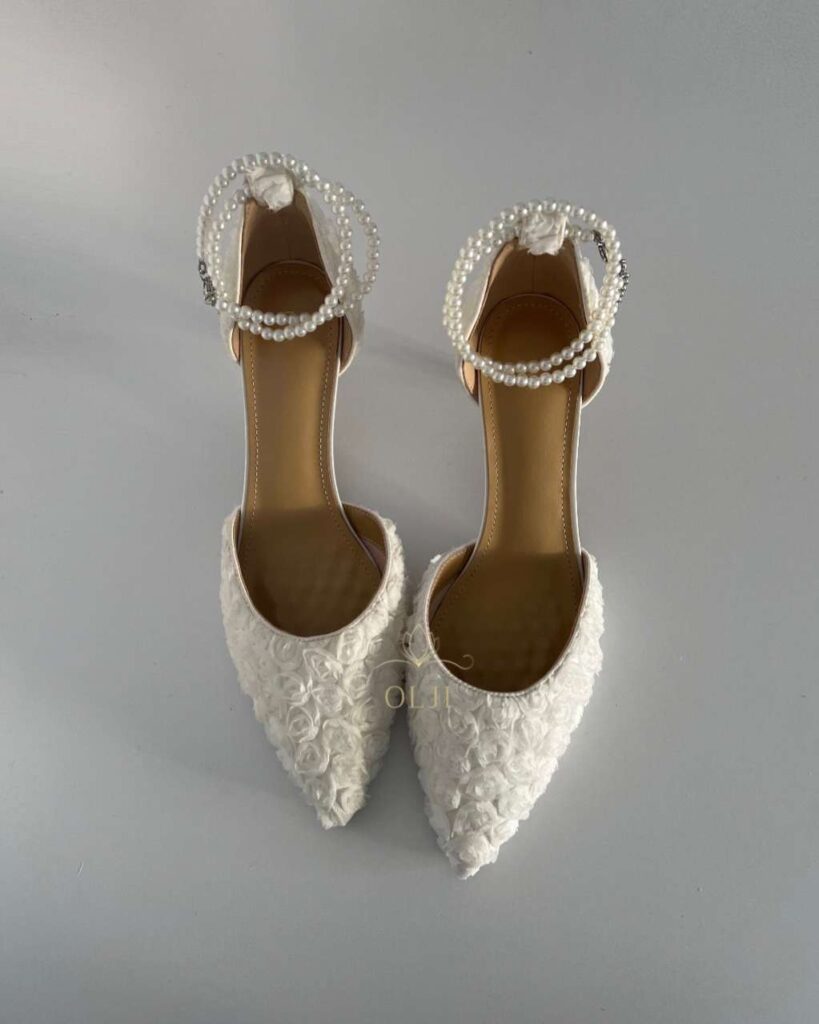 Туфлі з обʼємною вишивкою трояндами та з перлами