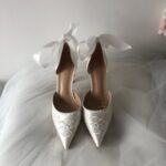 Туфлі зі стрічками та вишитим візерунком