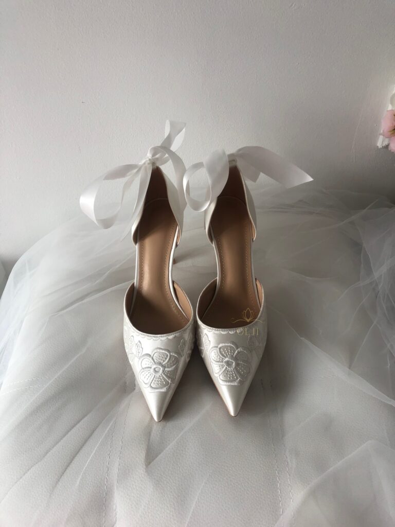 Туфлі зі стрічками та вишитим візерунком