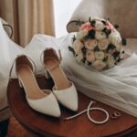 Шкіряні туфлі зі стрічками та класичним ремінцем на широкому підборі