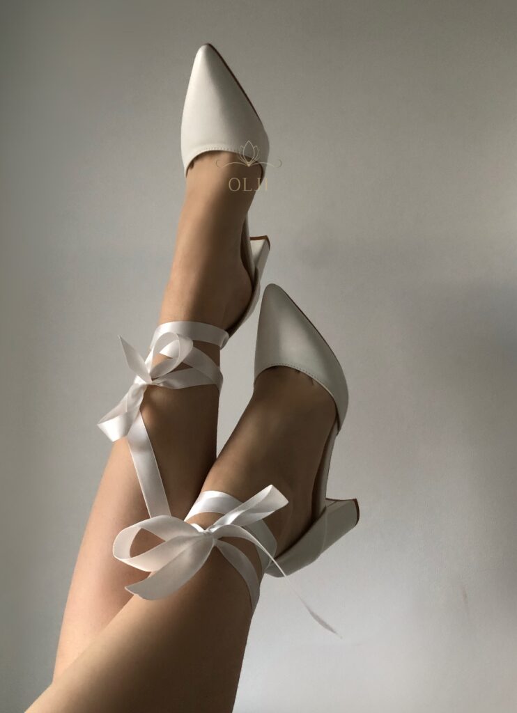 Шкіряні туфлі зі стрічками та класичним ремінцем на широкому підборі