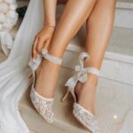 Туфлі з паєтками та прозорими стрічками