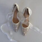 Туфлі з паєтками та прозорими стрічками