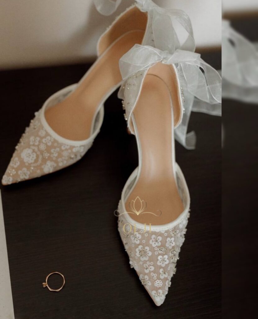 Туфлі з паєтками та прозорими стрічками