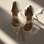 Туфлі з паєтками та прозорими стрічками
