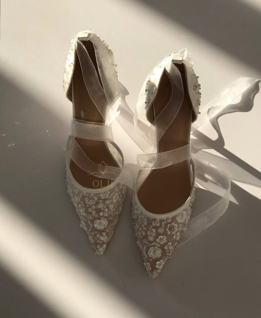 Туфлі з паєтками та прозорими стрічками