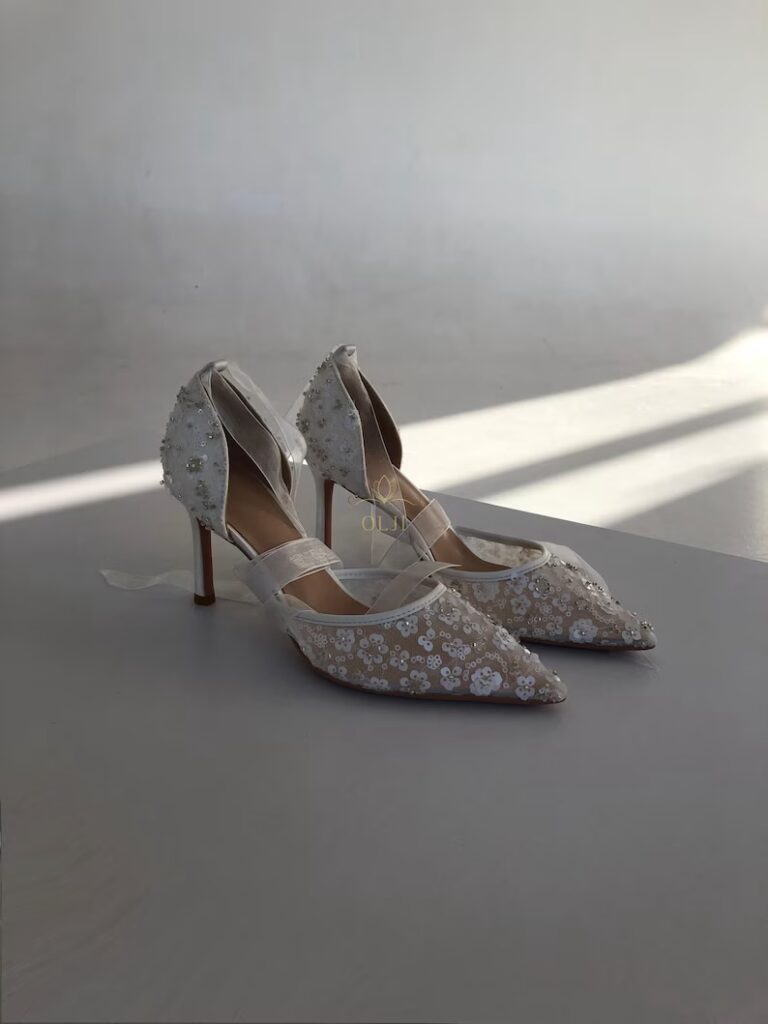 Туфлі з паєтками та прозорими стрічками