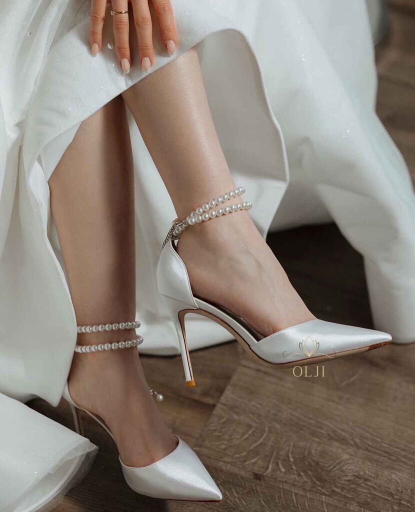 Атласні туфлі з перлами