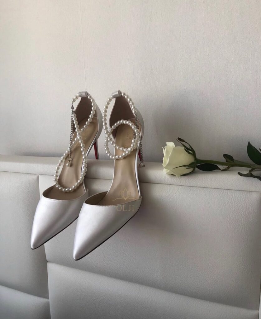 Атласні туфлі з перлами