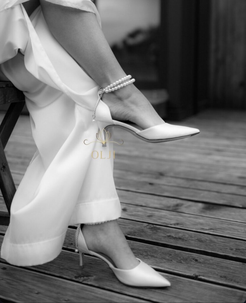 Атласні туфлі з перлами