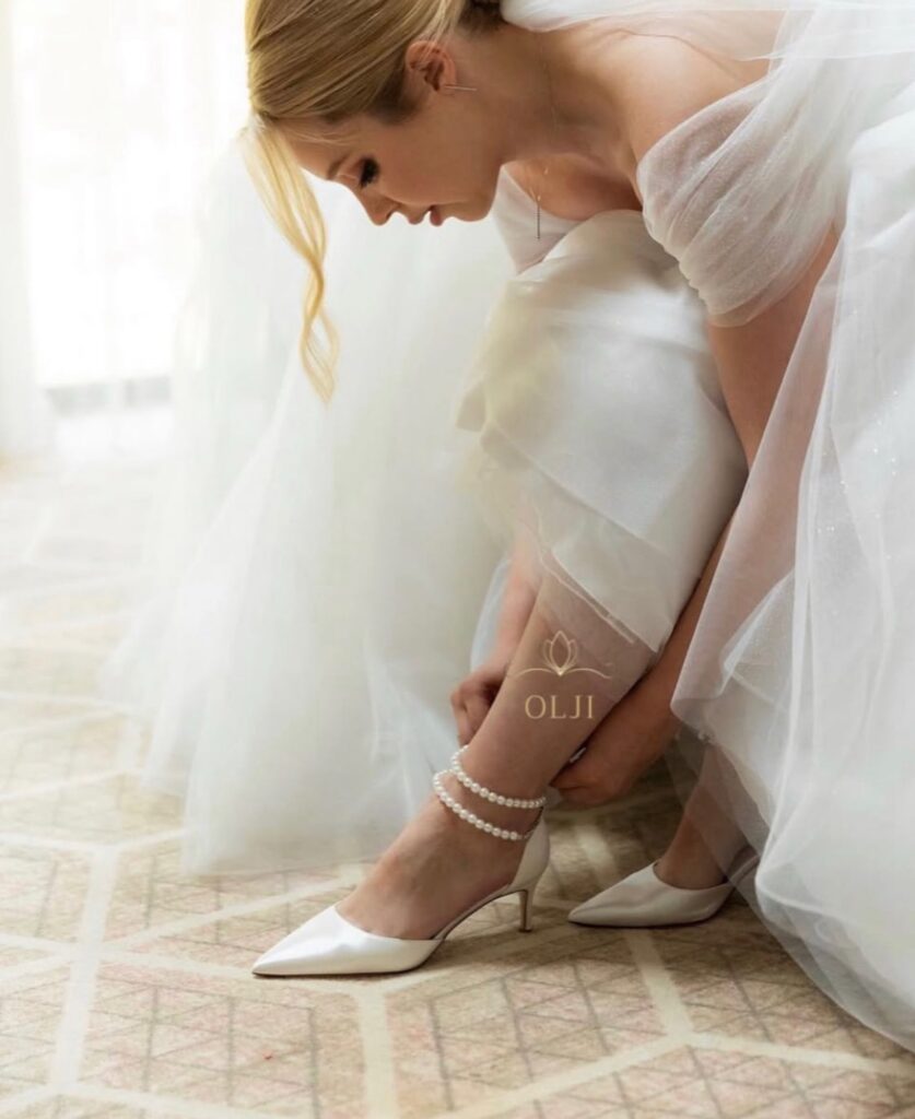 Атласні туфлі з перлами