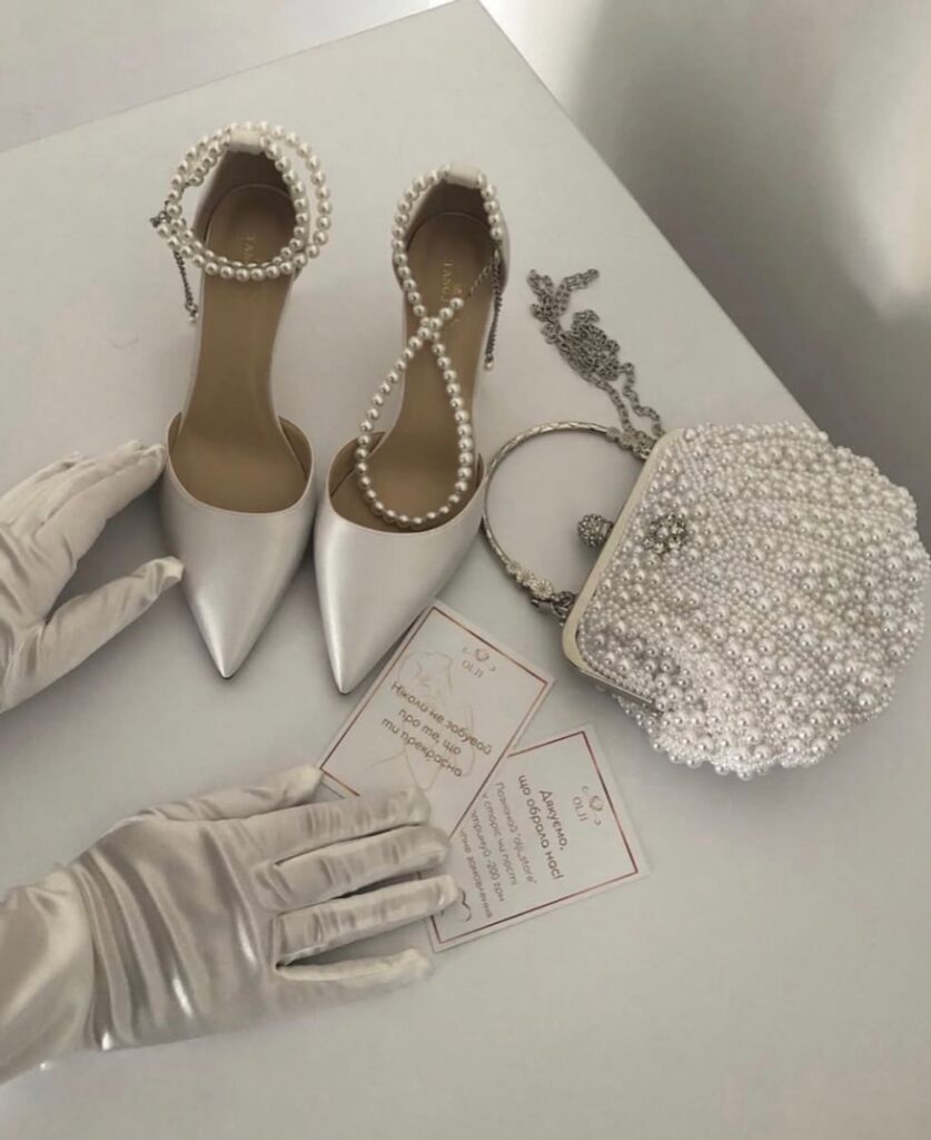 Атласні туфлі з перлами