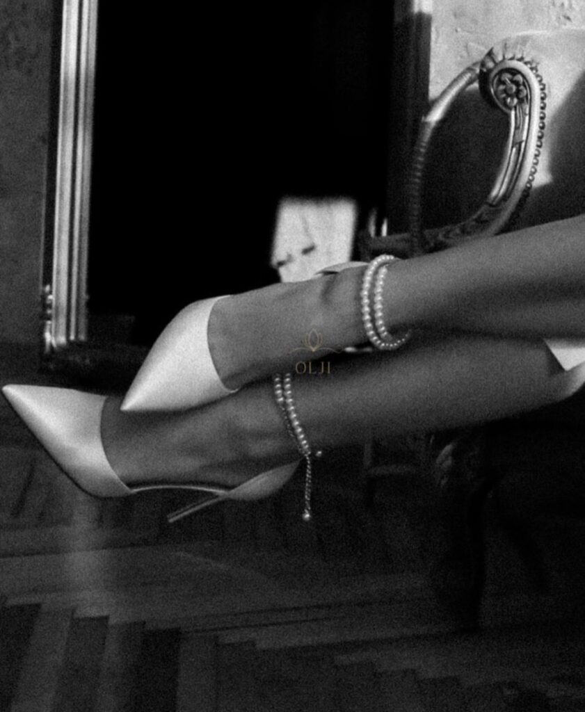 Атласні туфлі з перлами