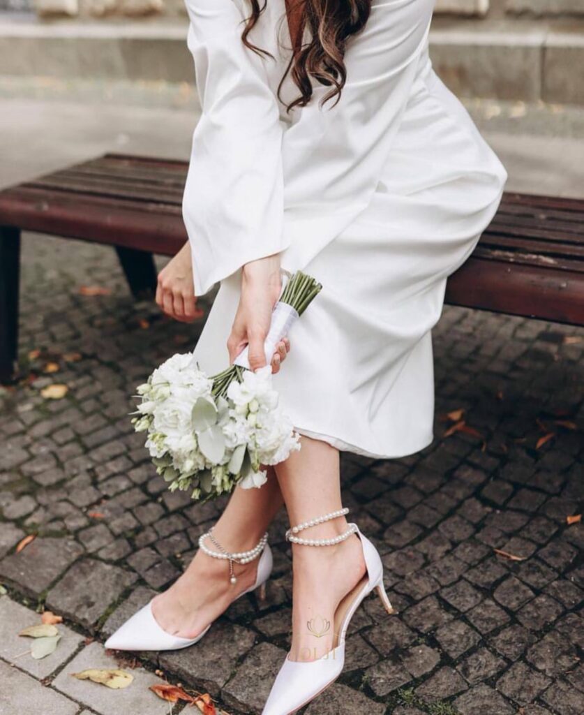 Атласні туфлі з перлами