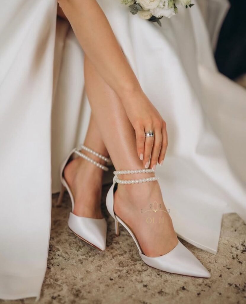 Атласні туфлі з перлами