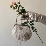 Сумочка-клатч у перлах у формі мушлі