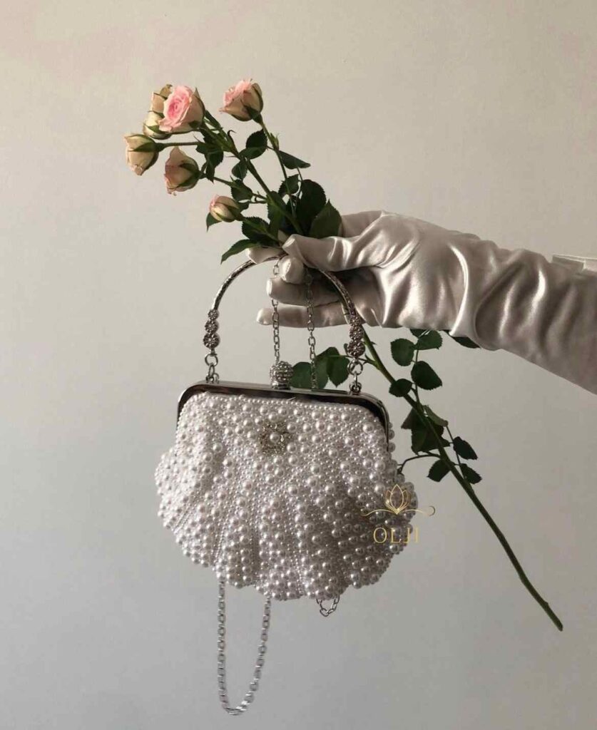Сумочка-клатч у перлах у формі мушлі