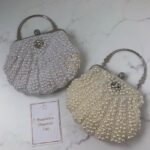 Сумочка-клатч у перлах у формі мушлі