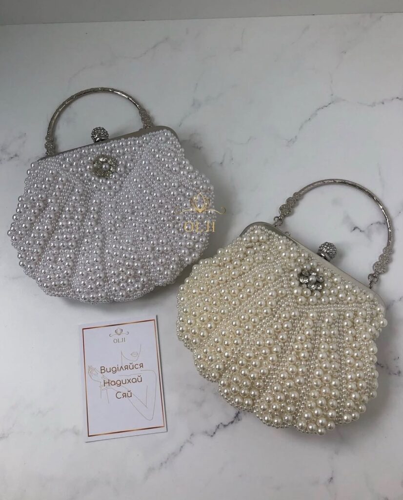 Сумочка-клатч у перлах у формі мушлі