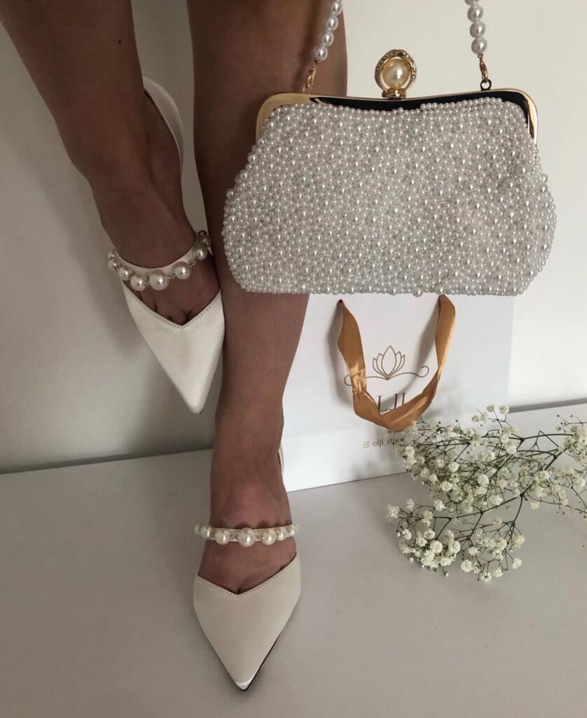 Весільні атласні туфлі з перлами