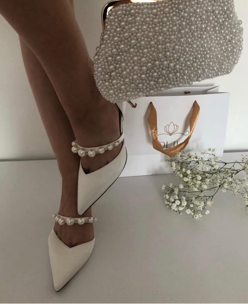 Весільні атласні туфлі з перлами