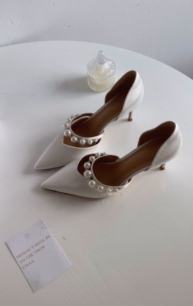Весільні атласні туфлі з перлами