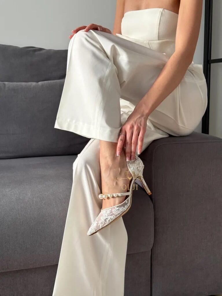 Мереживні туфлі з перлами