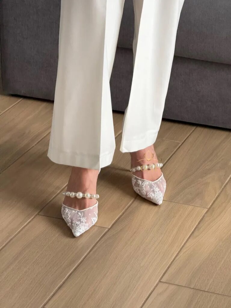 Мереживні туфлі з перлами