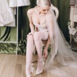 Атласні весільні туфлі з перлами та бантиком