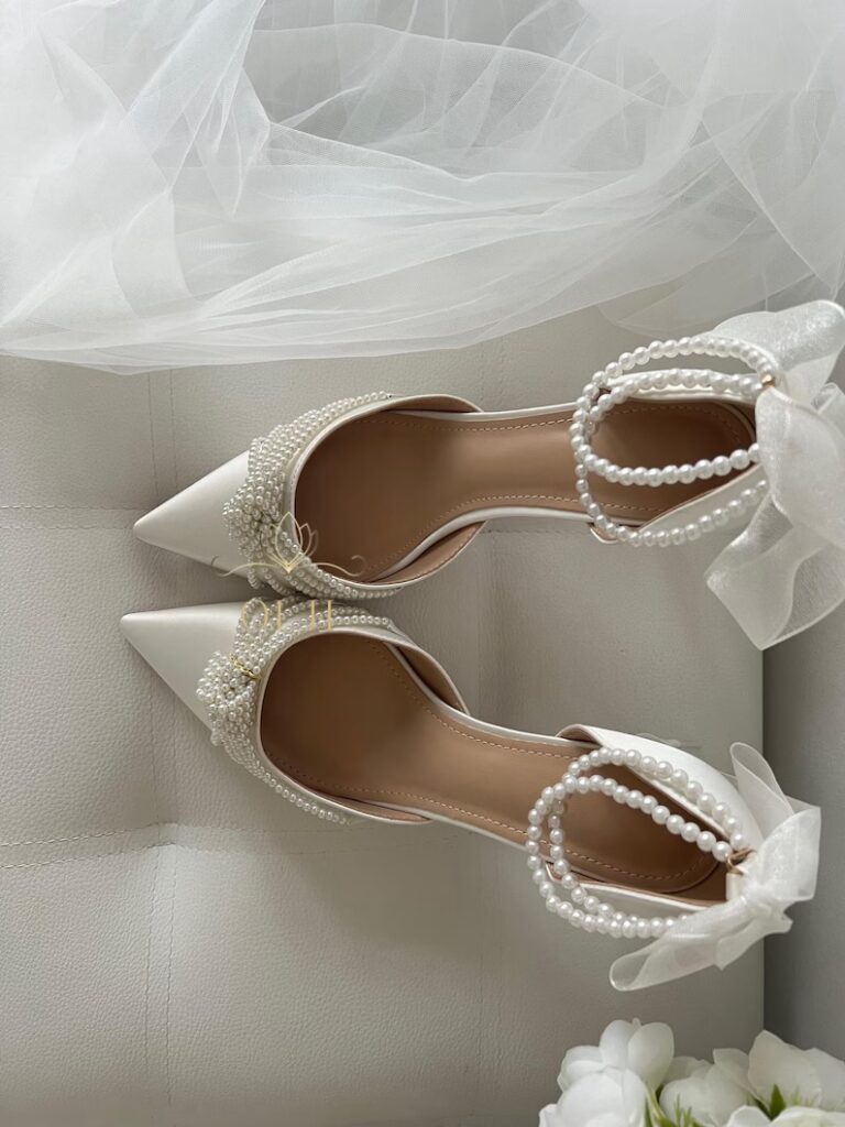 Атласні весільні туфлі з перлами та бантиком