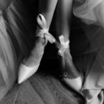 Атласні туфлі зі стрічками та звичайним ремінцем у комплекті