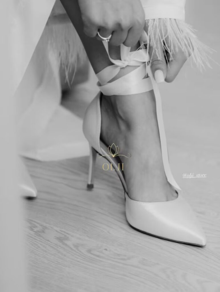 Атласні туфлі зі стрічками та звичайним ремінцем у комплекті