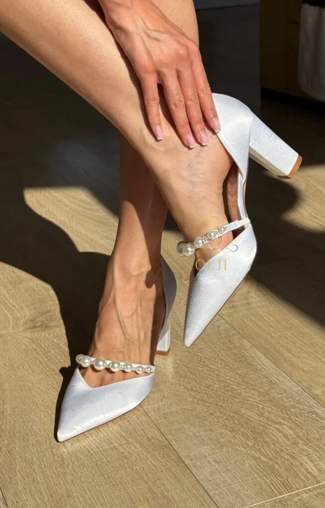 Весільні туфлі з перлами на широкому підборі