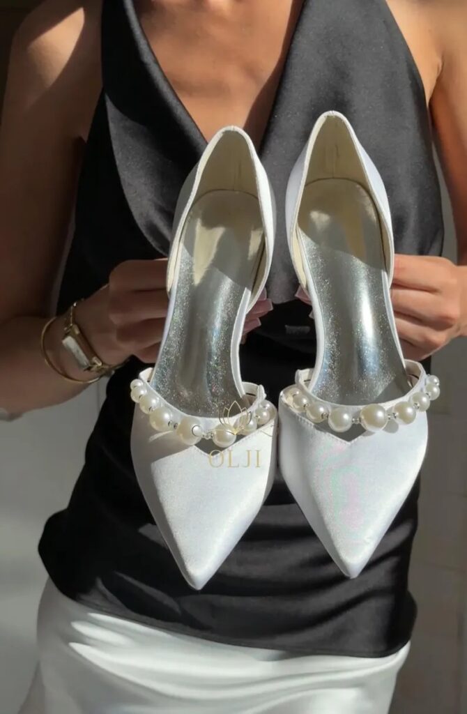 Весільні туфлі з перлами на широкому підборі