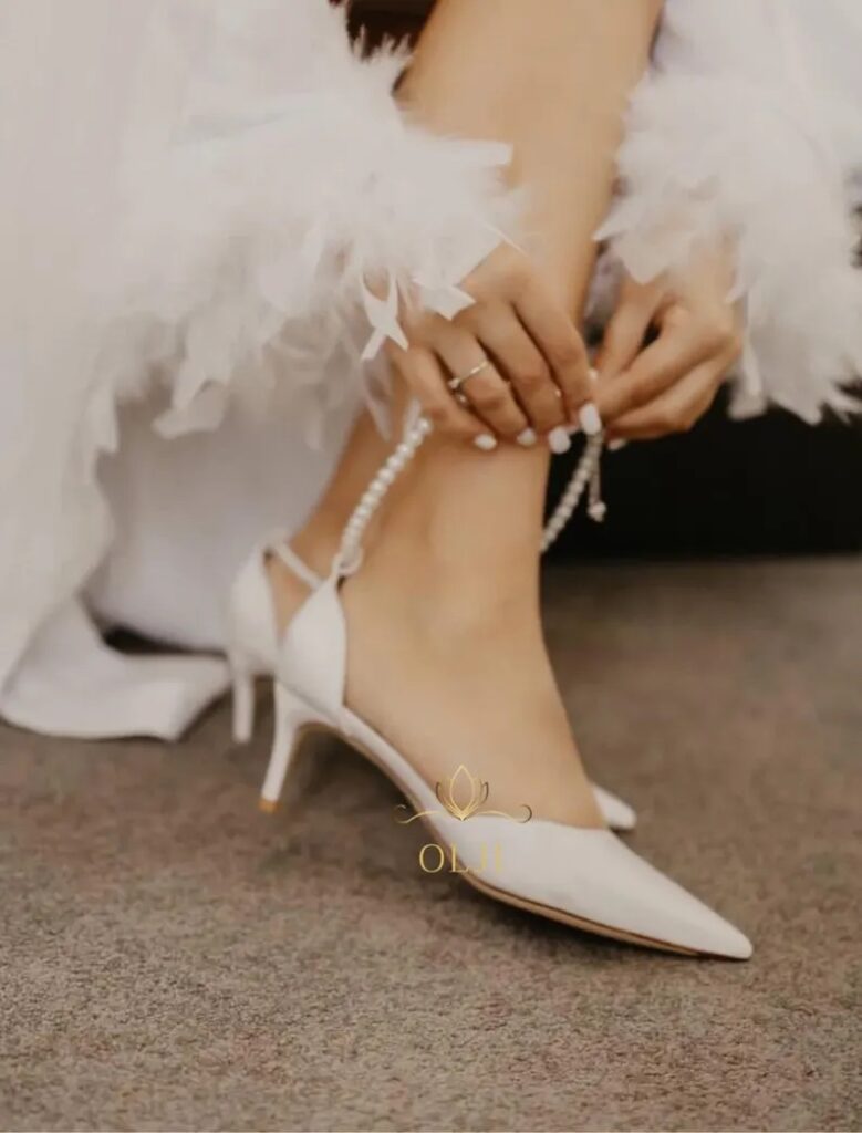 Атласні туфлі з перлами