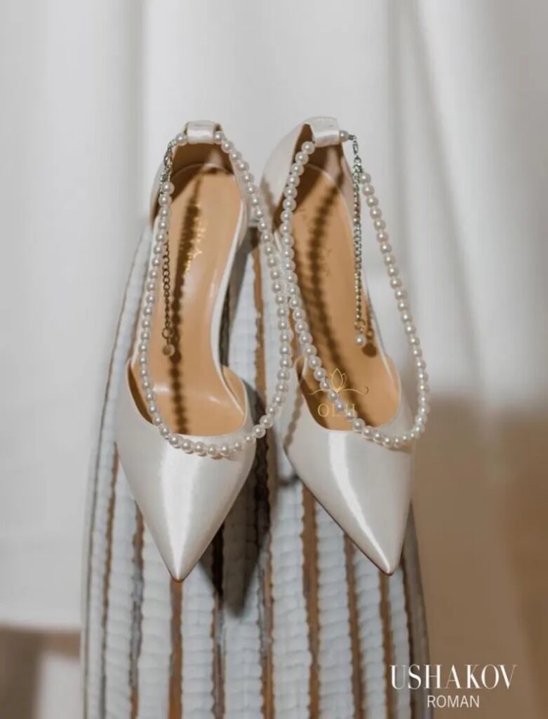 Атласні туфлі з перлами